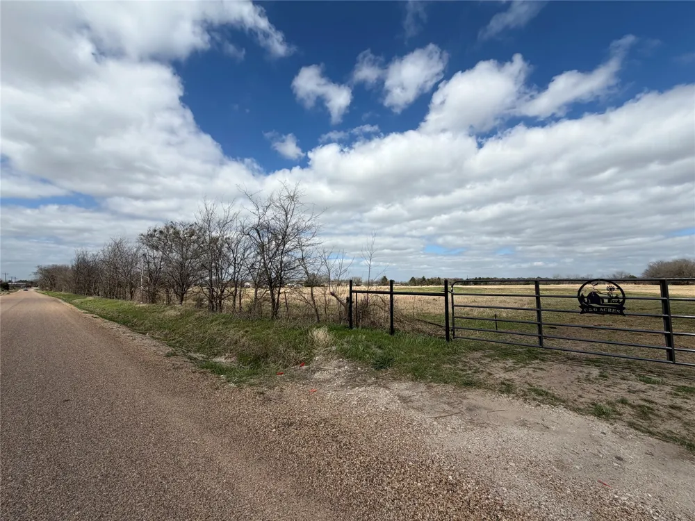 5793 County Road 4062 Scurry, TX 75158