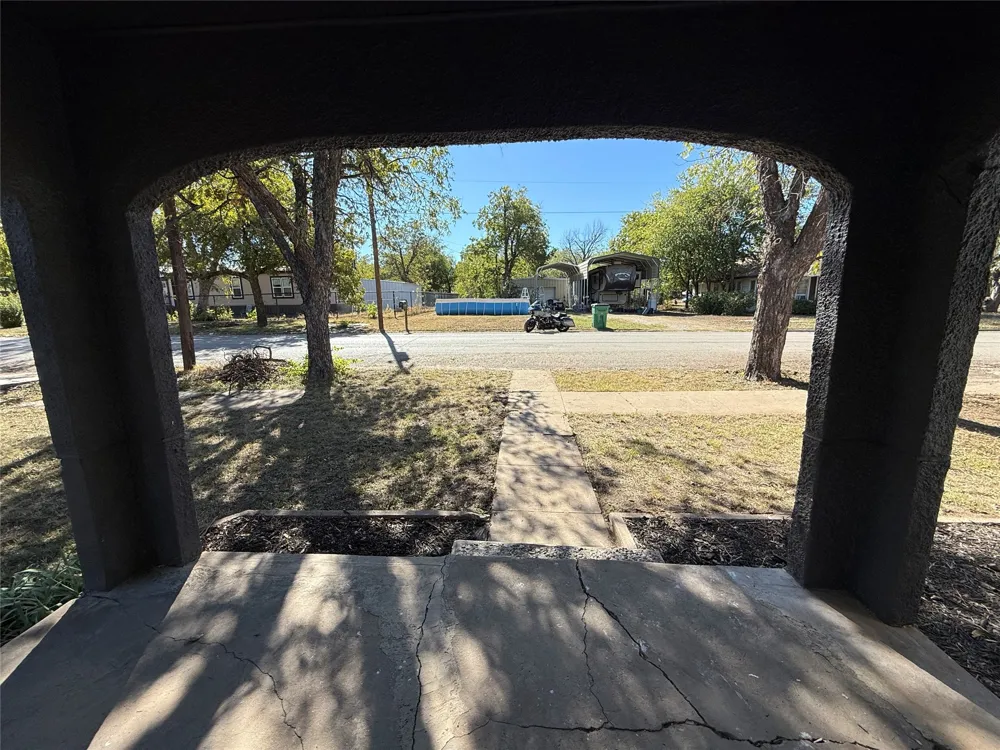 705 E 9th Street Coleman, TX 76834