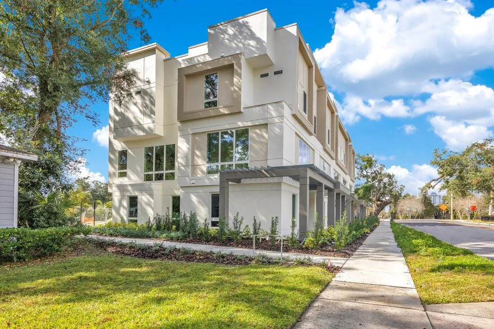 1010 E ROBINSON STREET Orlando, FL 32801