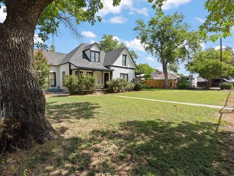 809 E Adams Street Itasca, TX 76055