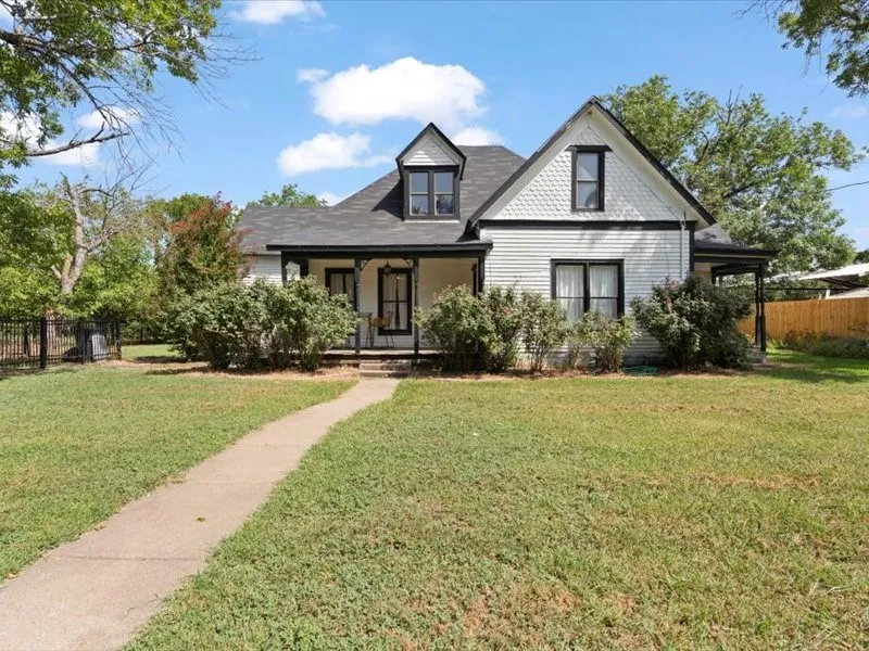 809 E Adams Street Itasca, TX 76055