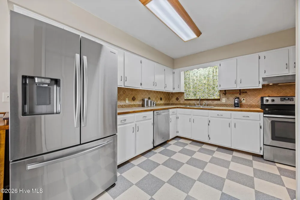 2575 White Plains Road Engelhard, NC 27824