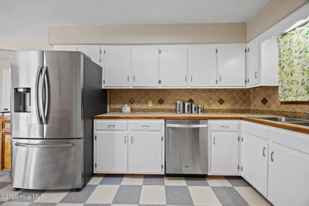 2575 White Plains Road Engelhard, NC 27824