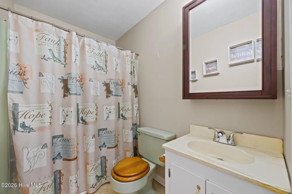 2575 White Plains Road Engelhard, NC 27824