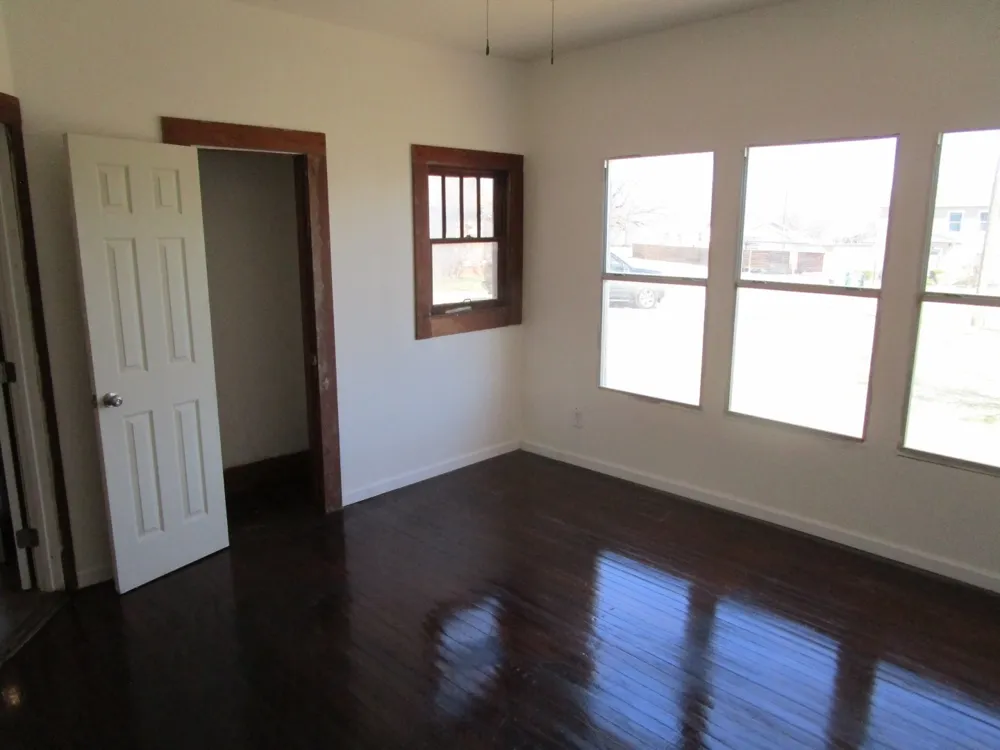 106 E Magnolia Avenue Electra, TX 76360