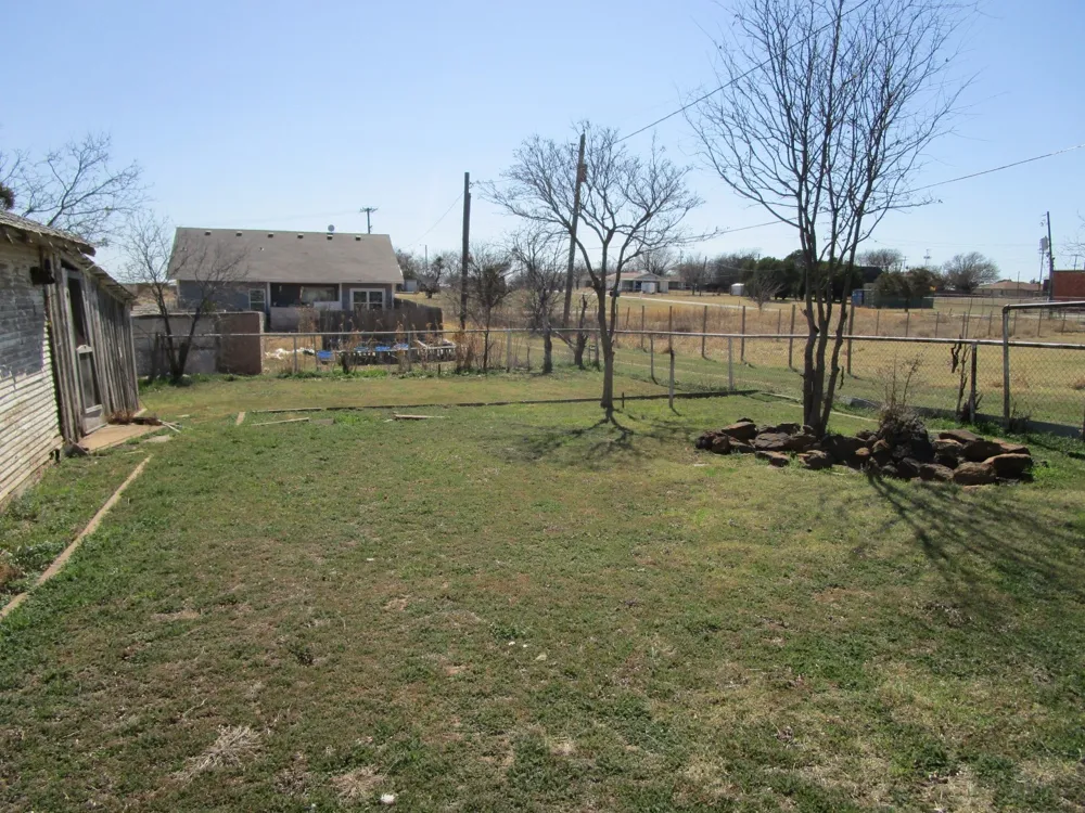 106 E Magnolia Avenue Electra, TX 76360