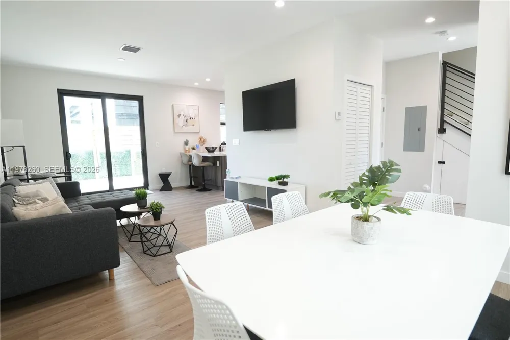 211 SE 4th St #3 Hallandale Beach, FL 33009