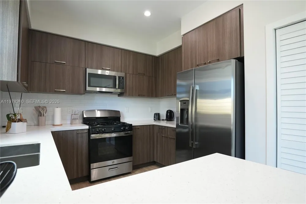 211 SE 4th St #3 Hallandale Beach, FL 33009