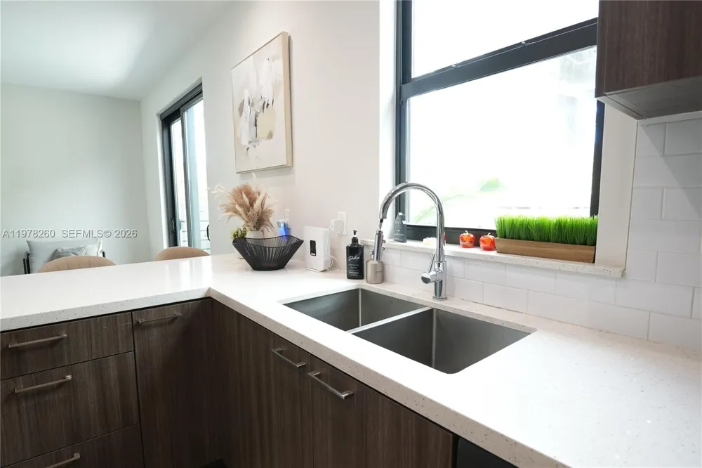 211 SE 4th St #3 Hallandale Beach, FL 33009