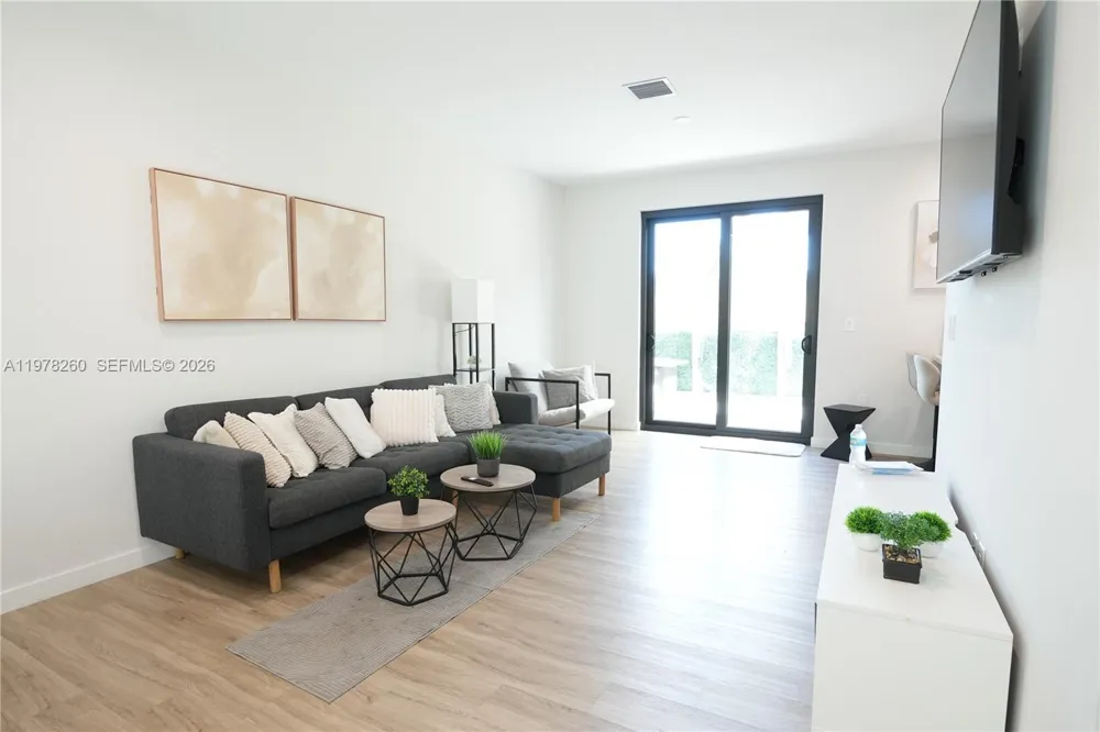 211 SE 4th St #3 Hallandale Beach, FL 33009