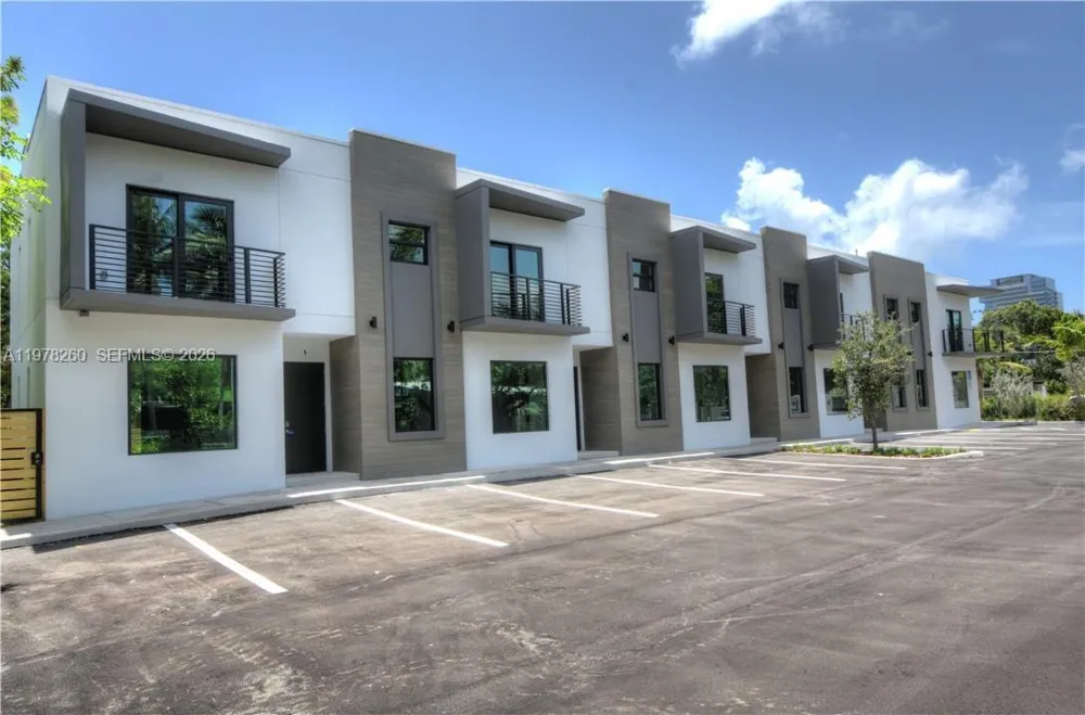 211 SE 4th St #3 Hallandale Beach, FL 33009