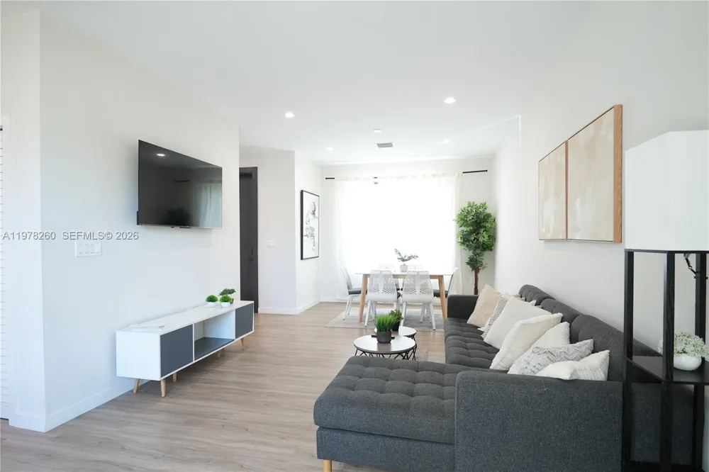 211 SE 4th St #3 Hallandale Beach, FL 33009