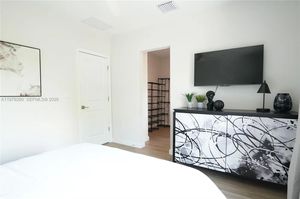 211 SE 4th St #3 Hallandale Beach, FL 33009