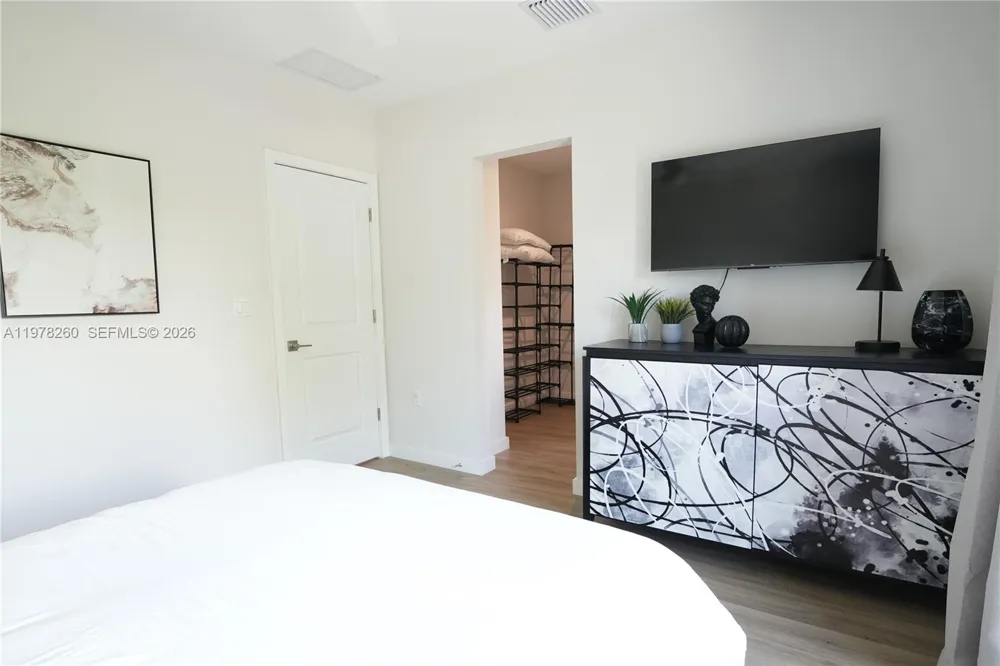 211 SE 4th St #3 Hallandale Beach, FL 33009