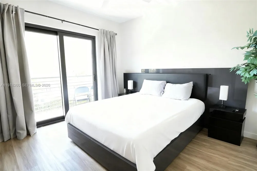 211 SE 4th St #3 Hallandale Beach, FL 33009