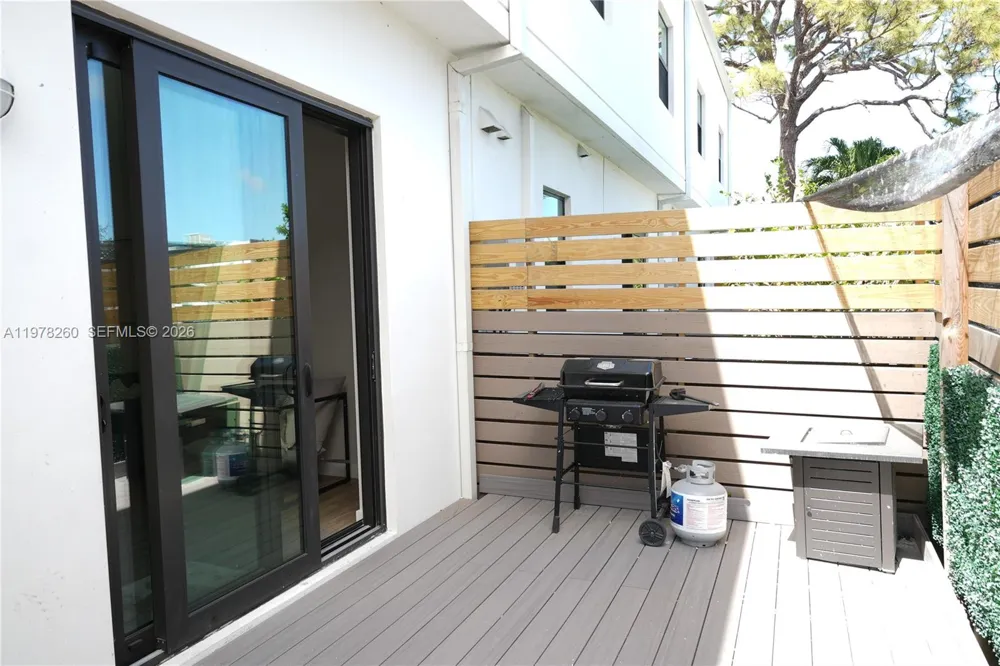 211 SE 4th St #3 Hallandale Beach, FL 33009