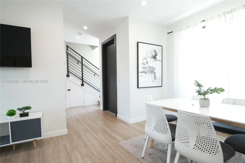 211 SE 4th St #3 Hallandale Beach, FL 33009