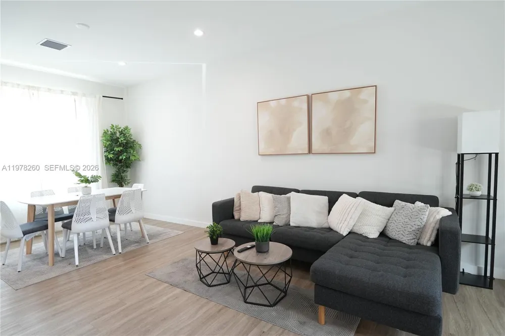 211 SE 4th St #3 Hallandale Beach, FL 33009
