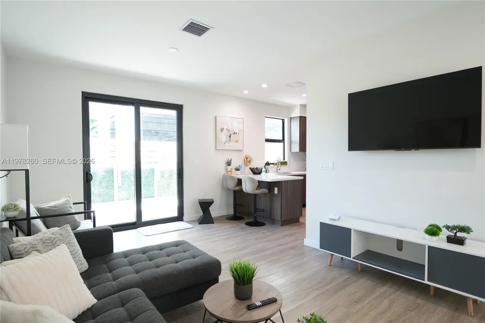 211 SE 4th St #3 Hallandale Beach, FL 33009