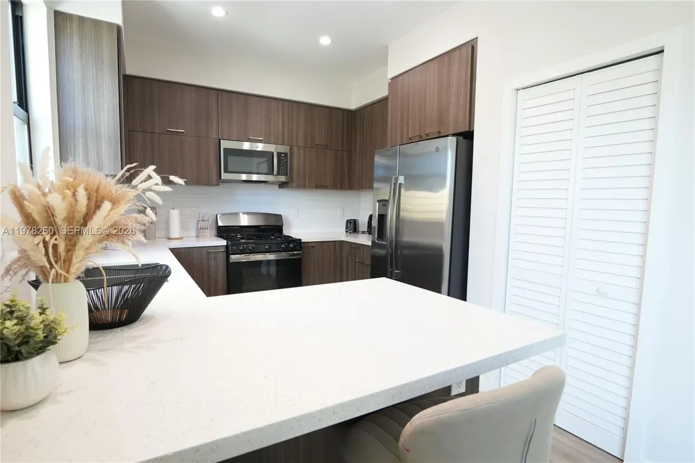 211 SE 4th St #3 Hallandale Beach, FL 33009