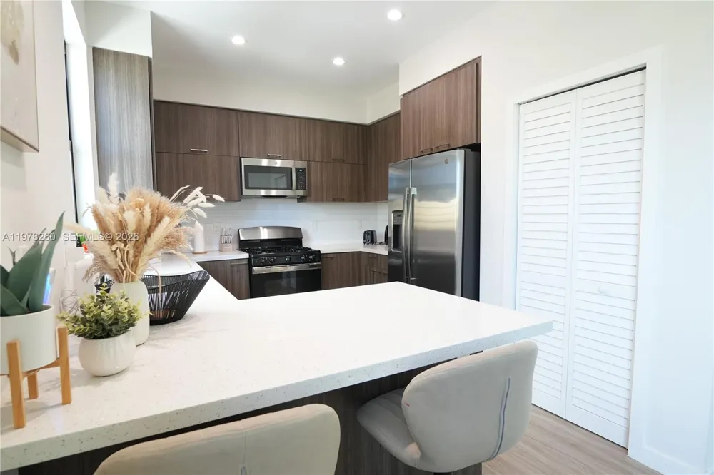 211 SE 4th St #3 Hallandale Beach, FL 33009