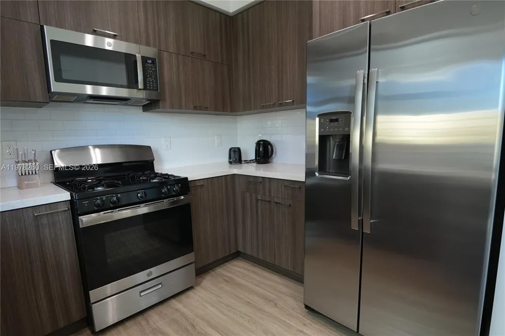 211 SE 4th St #3 Hallandale Beach, FL 33009