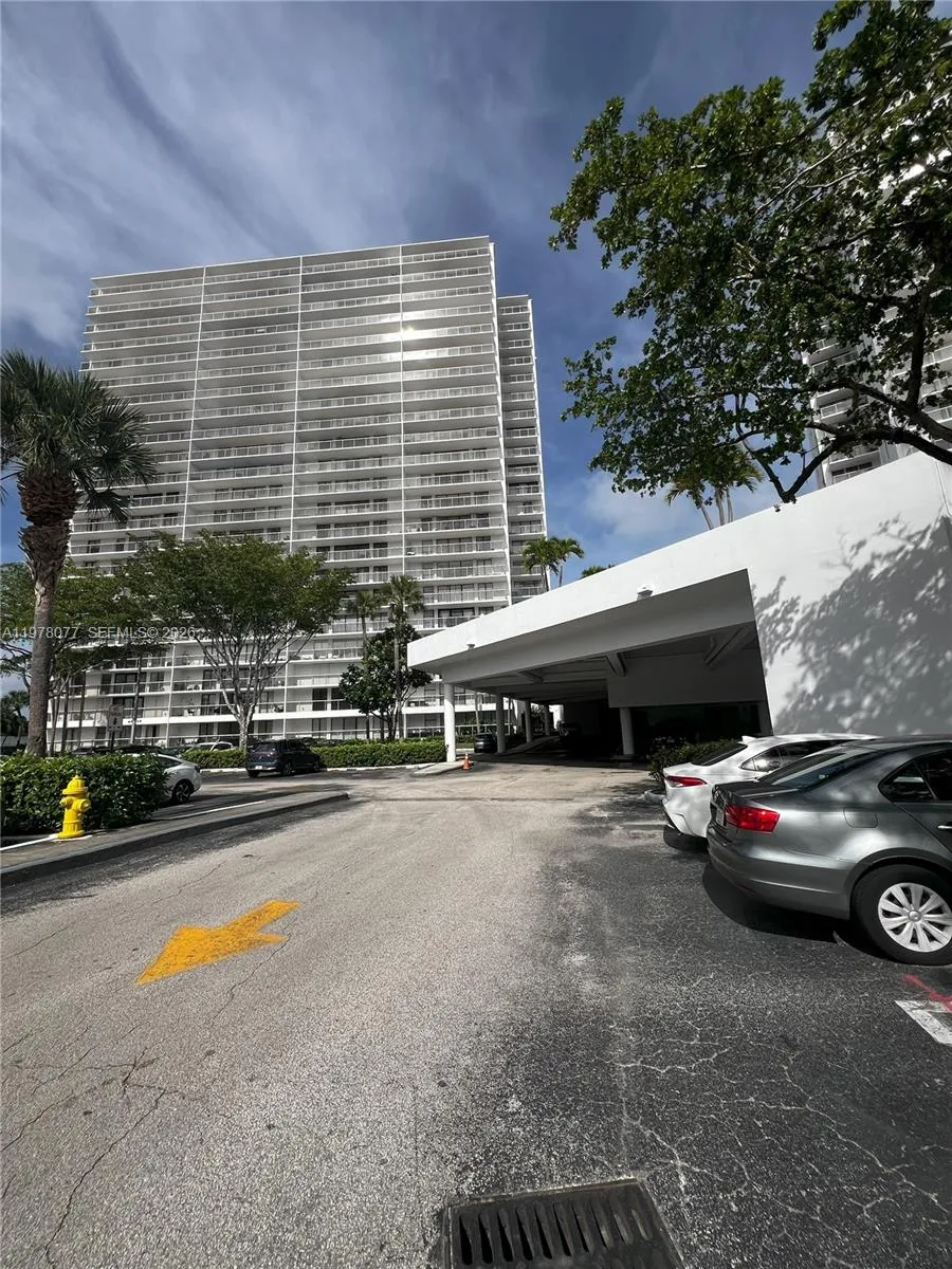 3701 Country Club Dr #201 Aventura, FL 33180