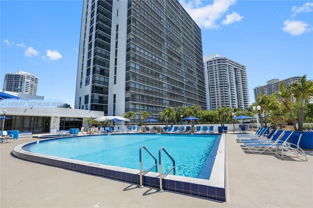 3701 Country Club Dr #201 Aventura, FL 33180