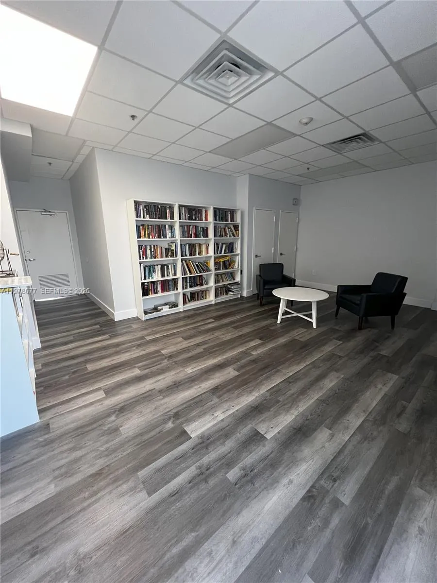 3701 Country Club Dr #201 Aventura, FL 33180