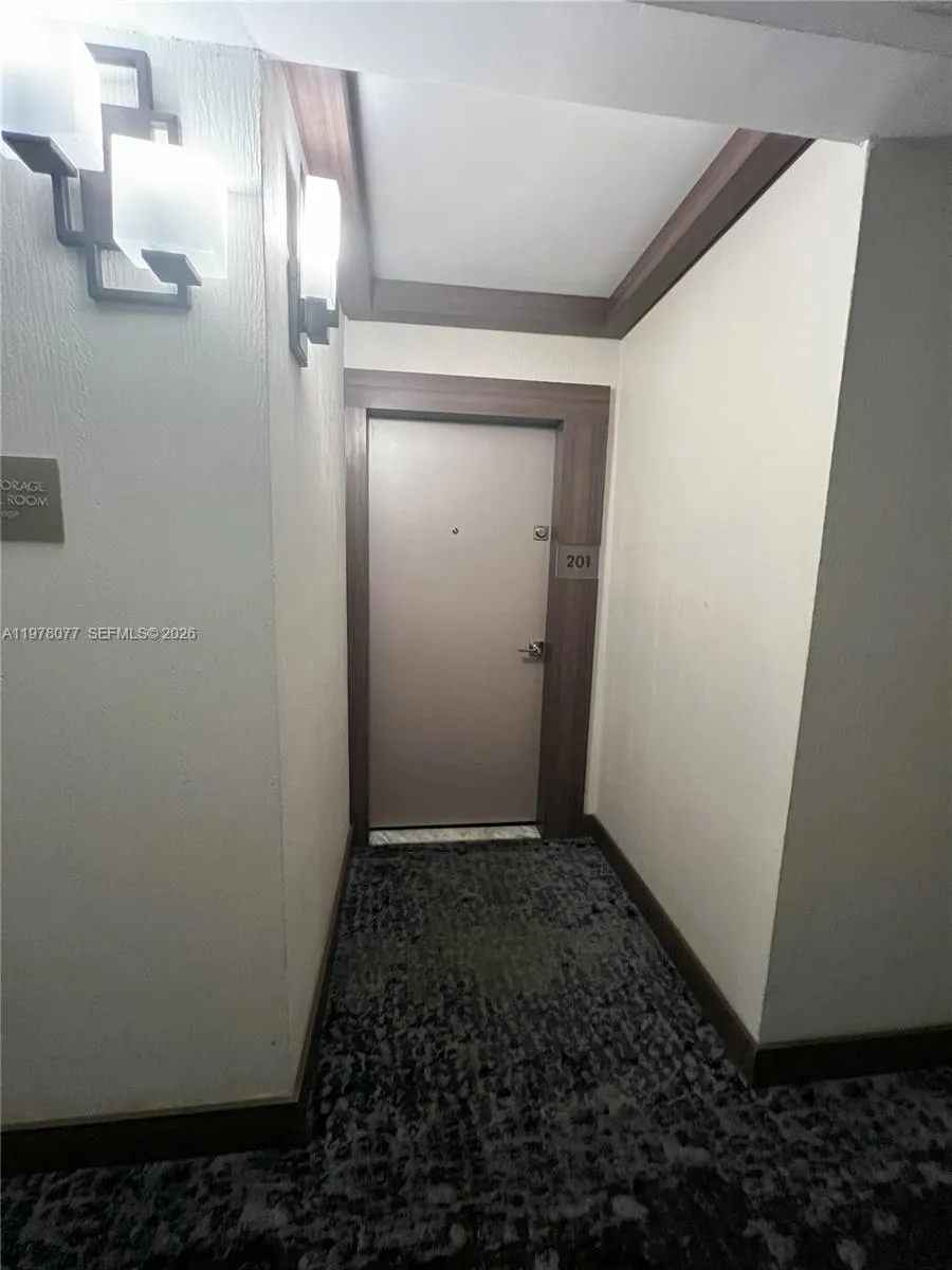 3701 Country Club Dr #201 Aventura, FL 33180