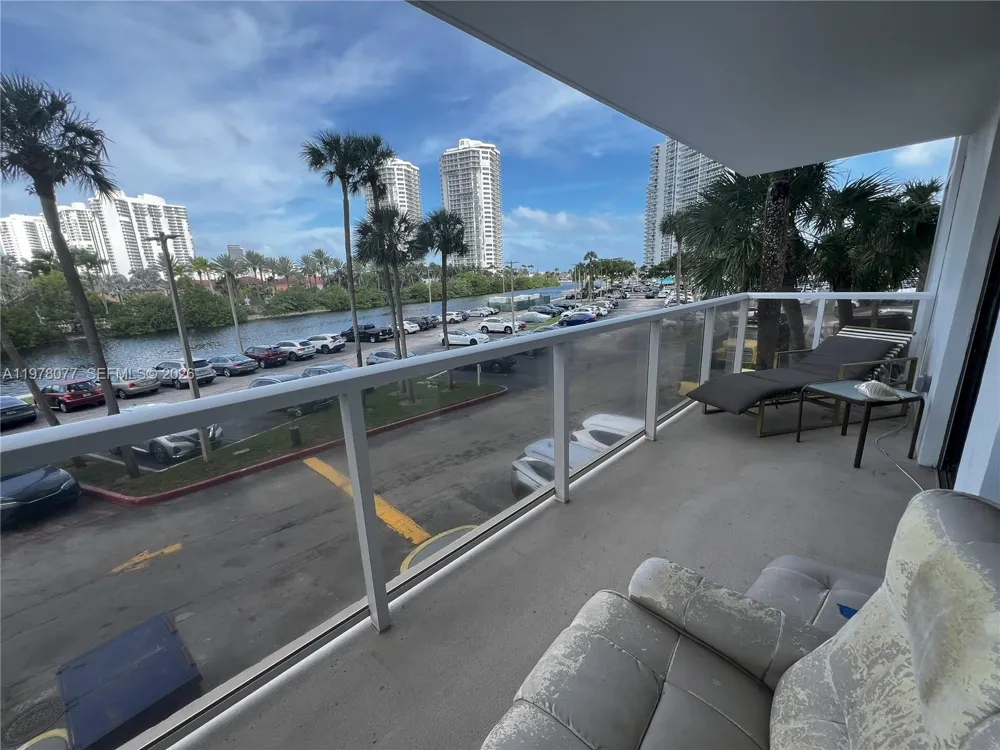 3701 Country Club Dr #201 Aventura, FL 33180