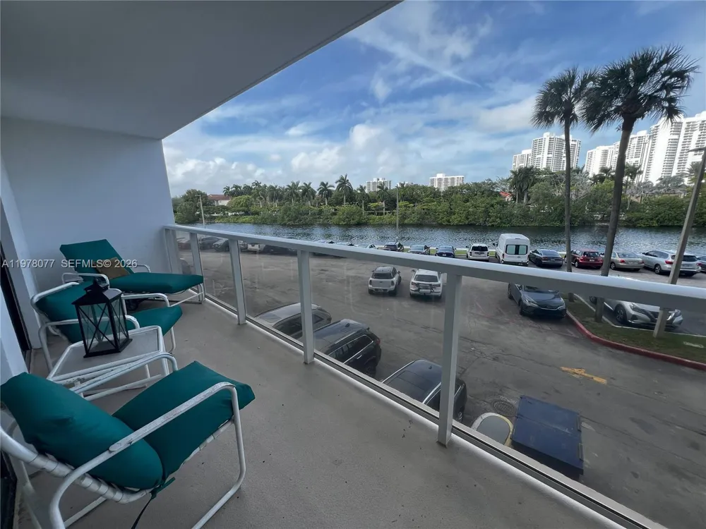 3701 Country Club Dr #201 Aventura, FL 33180