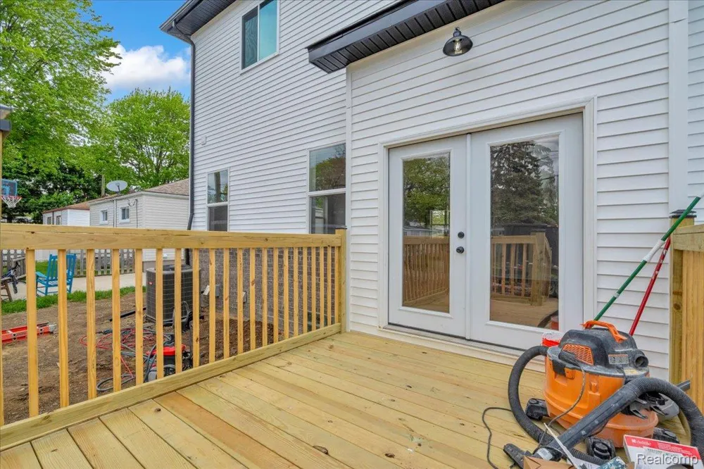 1876 McKinley Street Wyandotte City, MI 48192