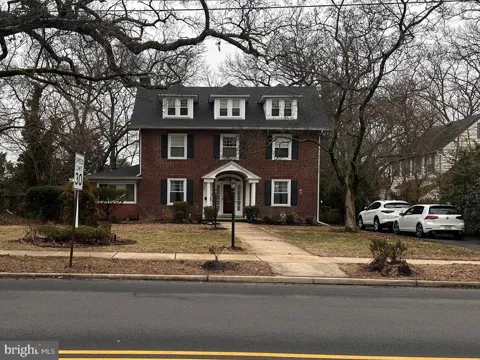104 W MAPLE AVENUE