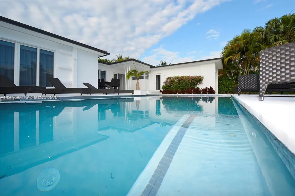 880 Venetian Dr Miami Beach, FL 33139