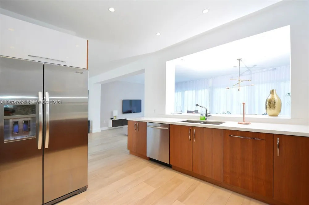 880 Venetian Dr Miami Beach, FL 33139