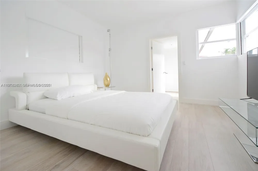 880 Venetian Dr Miami Beach, FL 33139