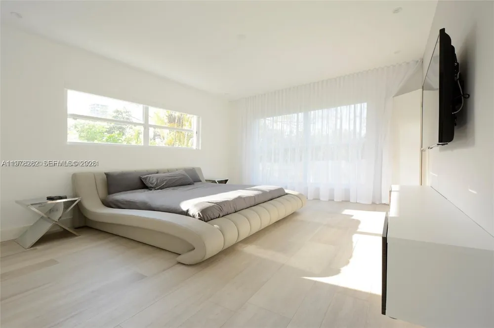 880 Venetian Dr Miami Beach, FL 33139