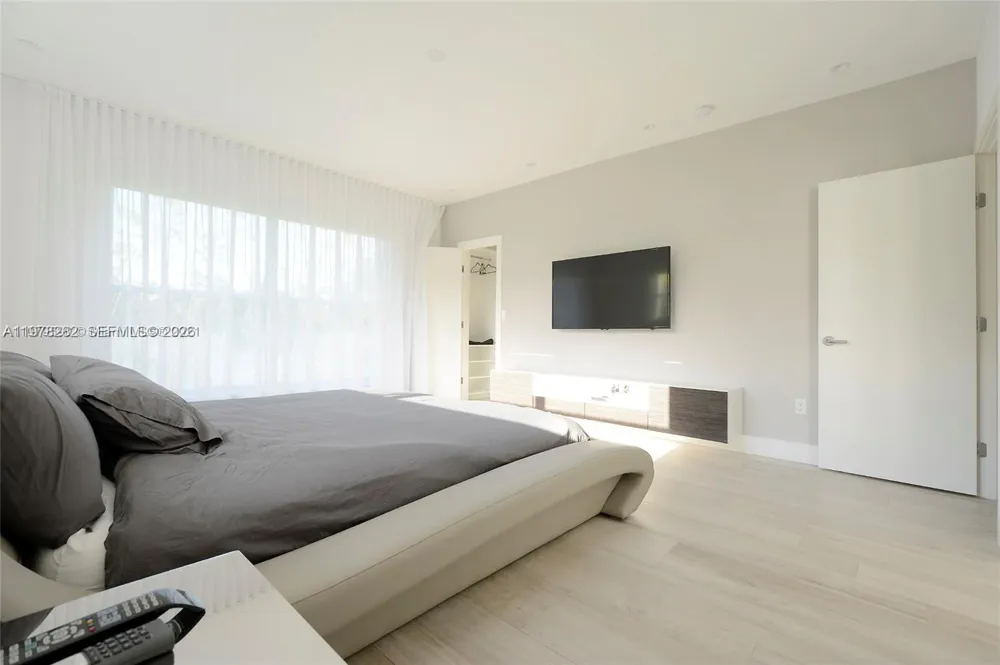 880 Venetian Dr Miami Beach, FL 33139