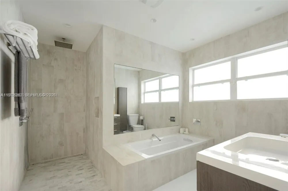 880 Venetian Dr Miami Beach, FL 33139