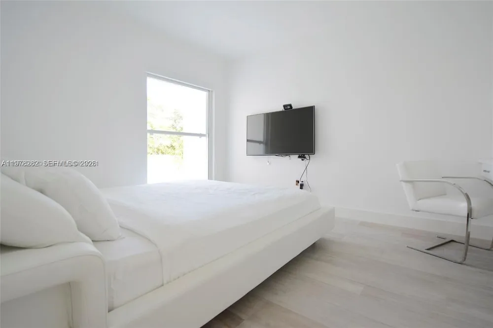 880 Venetian Dr Miami Beach, FL 33139