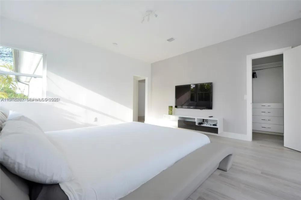 880 Venetian Dr Miami Beach, FL 33139