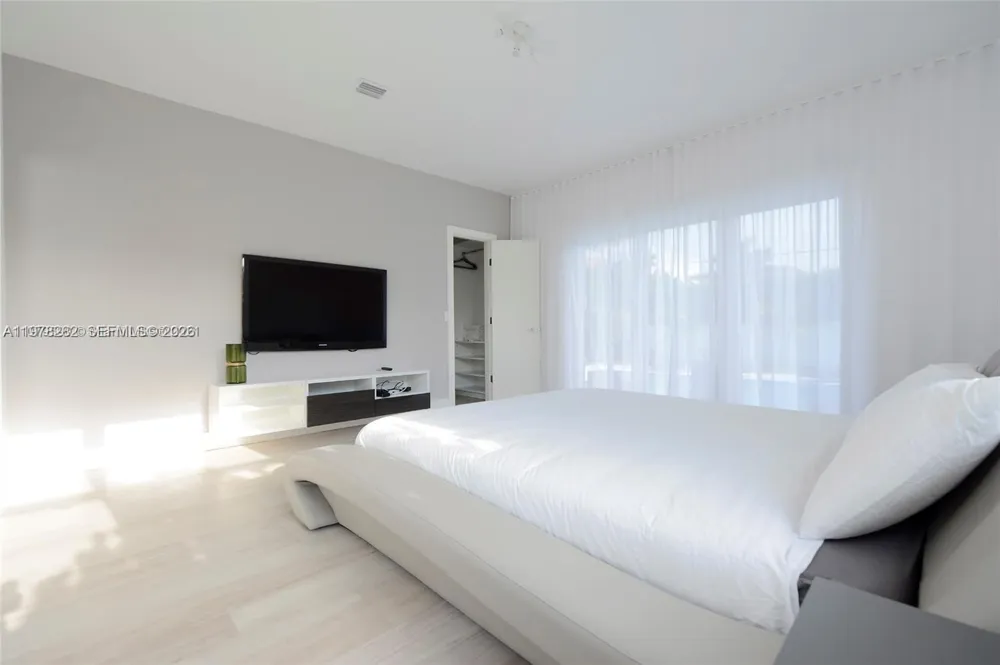 880 Venetian Dr Miami Beach, FL 33139