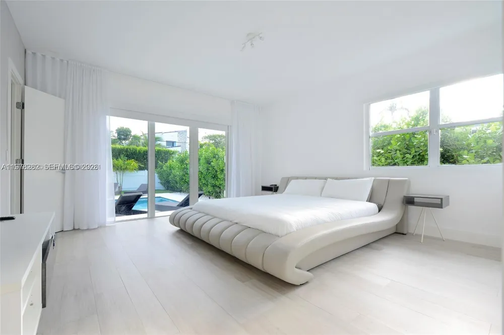 880 Venetian Dr Miami Beach, FL 33139