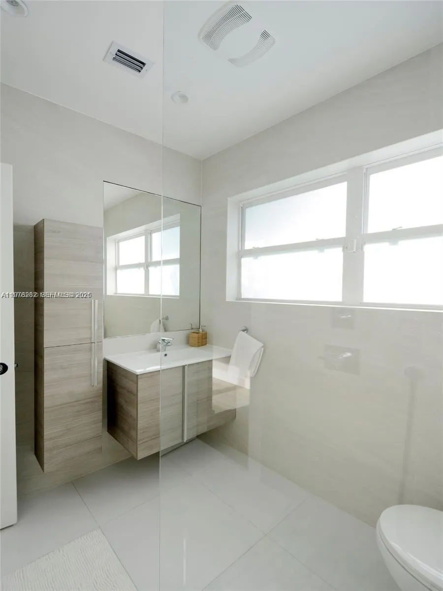 880 Venetian Dr Miami Beach, FL 33139