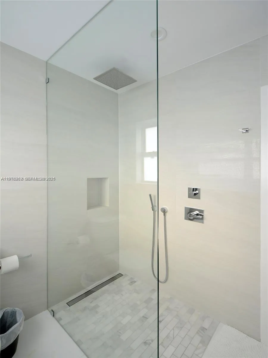 880 Venetian Dr Miami Beach, FL 33139
