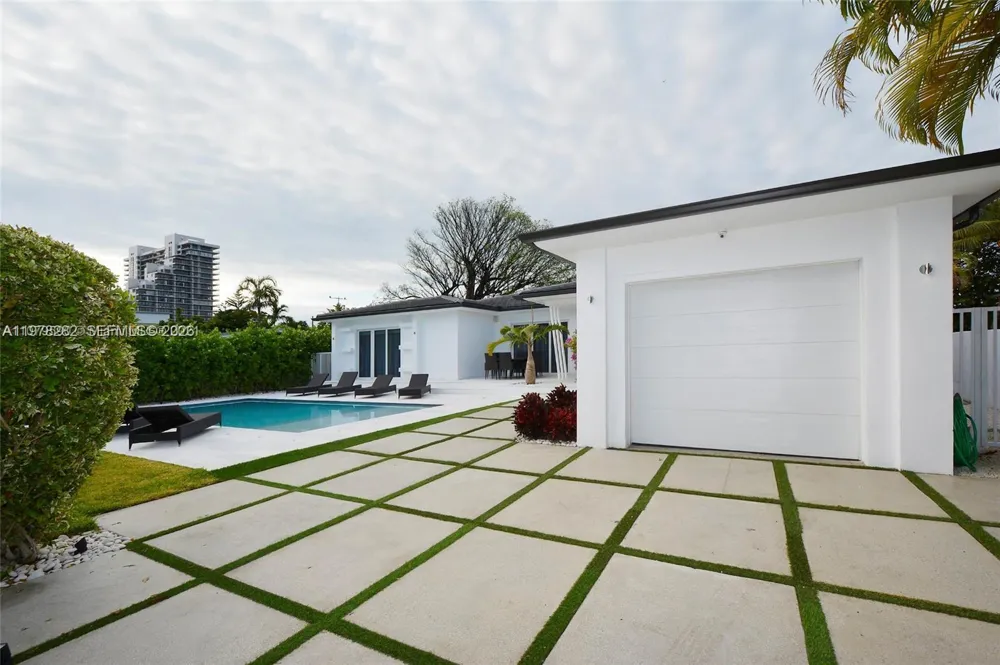880 Venetian Dr Miami Beach, FL 33139