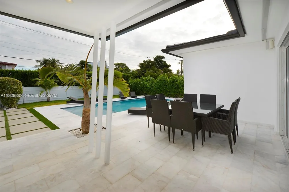 880 Venetian Dr Miami Beach, FL 33139