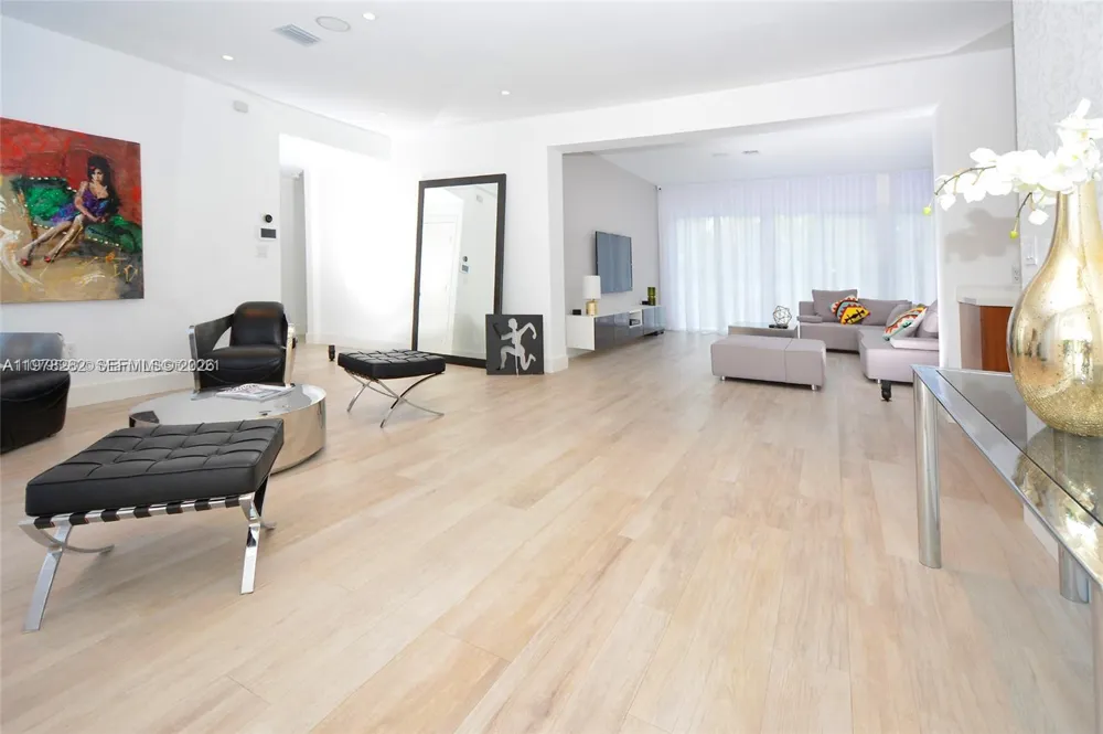 880 Venetian Dr Miami Beach, FL 33139