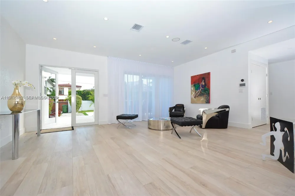 880 Venetian Dr Miami Beach, FL 33139